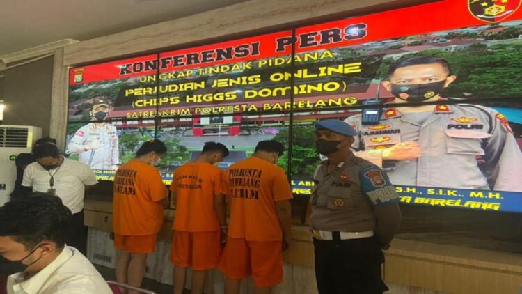 Polisi Ringkus Pemain dan Penjual Chip Higgs Domino di Batam, Bisa Raup Cuan hingga Rp15 Juta per Bulan 1 Polisi menangkap bandar dan pemain judi online Chips Higgs Domino. (net)