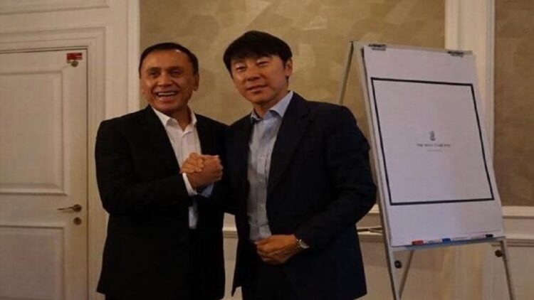 Ketua Umum PSSI, Mochamad Iriawan (kiri), bersama calon pelatih timnas Indonesia, Shin Tae-yong. (Foto: PSSI)