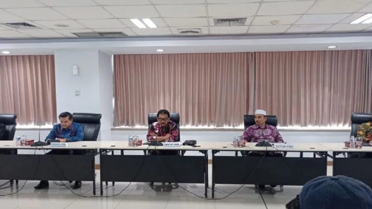 Korban Skimming di Bank Nagari 141 Nasabah, Kerugian Capai Rp1,5 Miliar 1 Direktur Utama Bank Nagari Muhammad Irsyad (tengah) saat konferensi pers di Padang, Kamis. (ANTARA/Mutiara)