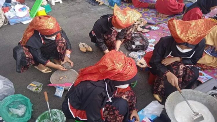 Marandang di Jam Gadang Bukittinggi. (ANTARA/Al Fatah)