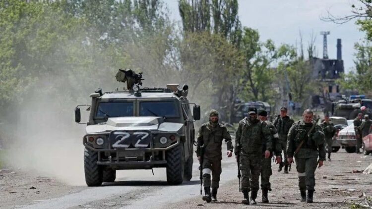 Anggota layanan pasukan pro Rusia berjalan di sepanjang jalan di kota pelabuhan selatan Mariupol, Ukraina, Selasa (17/5/2022). RUTERS/Alexander Ermochenko/aww/sad (REUTERS/ALEXANDER ERMOCHENKO)