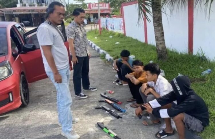 Viral Aksi Penembakan di Agam, Polisi Sita Puluhan Pistol Mainan 1 Kepolisian Resor (Polres) Agam, Sumatera Barat menyita sebanyak 19 pucuk pistol mainan berbagai ukuran di kawasan Tiku, Kecamatan Tanjungmutiara, dalam menyikapi keresahan masyarakat.