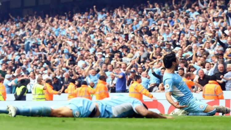 Gelandang Manchester City Ilkay Gundogan (depan) merayakan keberhasilan mencetak gol keduanya pada pertandingan menghadapi Aston Villa yang berakhir dengan skor 3-2 untuk kemenangan The Citizen pada pekan ke-38 Liga Inggris di Stadion Etihad, Manchester, Minggu (22/5/2022). (ANTARA/REUTERS/HANNAH MCKAY)
