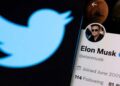 Akun Elon Musk di Twitter terlihat berada di depan logo Twitter.