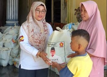 Mantap! Ribuan Paket Sembako Andre Rosiade Disebar di Sijunjung