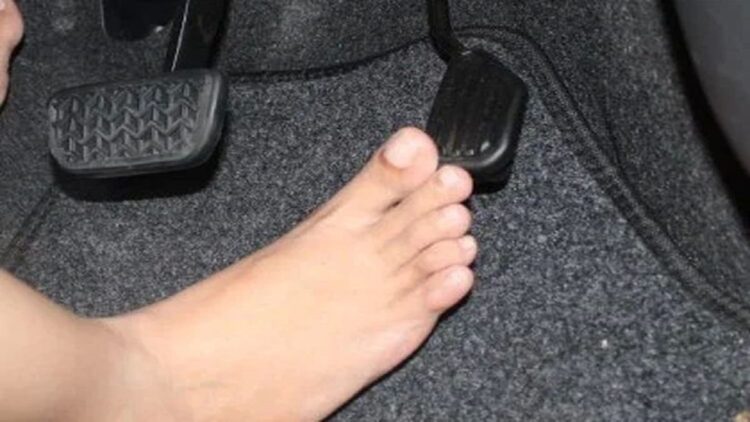 Amankah Menyetir Mobil tanpa Alas Kaki? Begini Penjelasannya 1 Ilustrasi menyetir mobil tanpa alas kaki. (net)