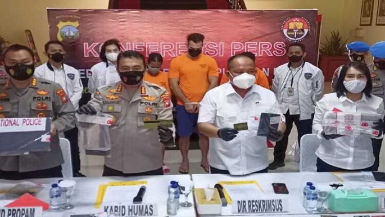 Sejumlah barang bukti yang berhasil diamankan dari aksi pembobolan uang nasabah Bank Riau Kepri melalui mesin ATM(KOMPAS.COM/HADI MAULANA)