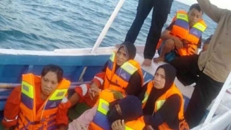 Sejumlah penumpang KM Ladang Pertiwi yang selamat usai kapal yang ditumpanginya tengelam di perairan Selat Makassar tiba di Dermaga Parappa, Kabupaten Takalar, Sulawesi Selatan, Sabtu, 28 Mei 2022. (Photo : ANTARA)
