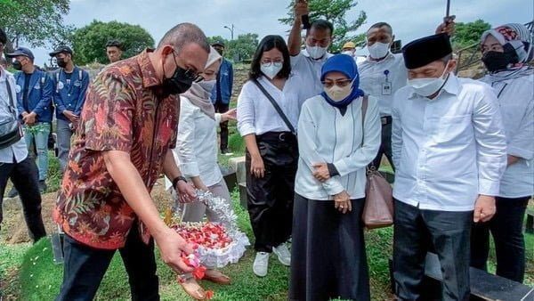 Andre Rosiade Minta Anies Rekomendasikan Gelar Pahlawan untuk Pejuang Reformasi 1 Andre bersama mahasiswa, jajaran rektorat Universitas Trisakti, serta keluarga korban, melakukan doa bersama dan tabur bunga di makam pahlawan reformasi.