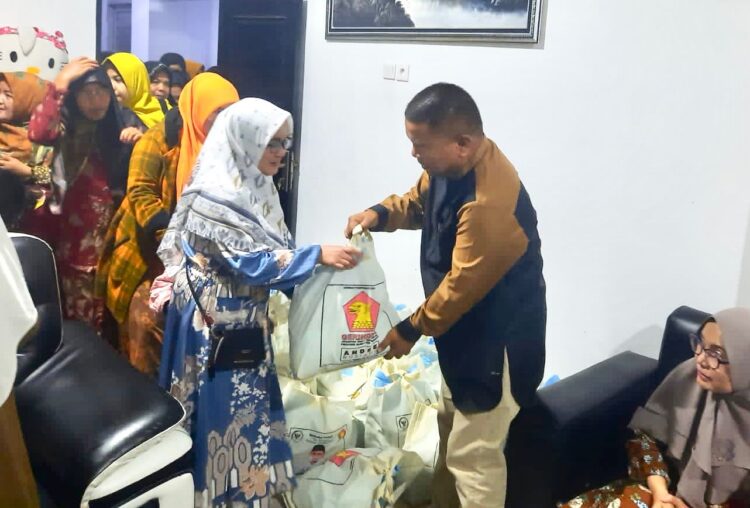 Alhamdulillah, Ratusan Paket Sembako Andre Rosiade Dibagikan di Kabupaten Solok 1 Sekretaris DPC Gerindra Kabupaten Solok Hafni Haviz menyerahkan paket sembako dari Andre Rosiade kepada masyarakat.