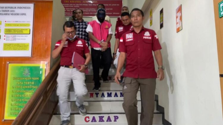 Tersangka kasus dugaan korupsi KONI Padang, Agus Suardi alias Abien saat ditahan Kejari Padang.