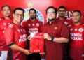 Delvi Adri dan jajaran pelatih Semen Padang FC. Usai laga ujicoba, manajemen berencana evaluasi pelatih.