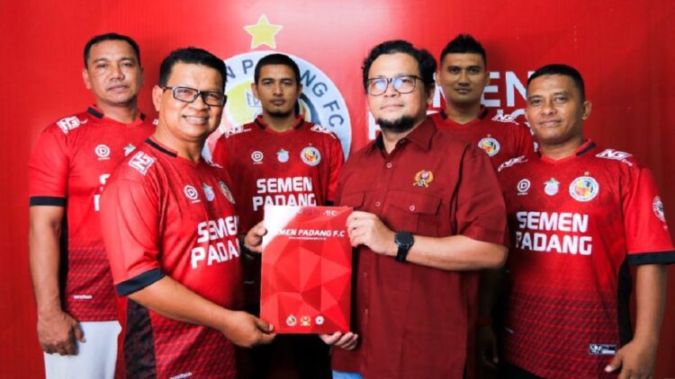 Delfiadri Resmi Jadi Pelatih Semen Padang FC Musim 2022 1 Delvi Adri dan jajaran pelatih Semen Padang FC. Usai laga ujicoba, manajemen berencana evaluasi pelatih.