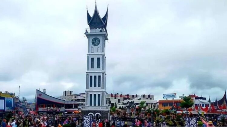 Selama Libur Lebaran, Kota Bukittinggi Dijaga 117 Personel Satpol PP 1 Jam Gadang Bukittinggi. (ANTARA)