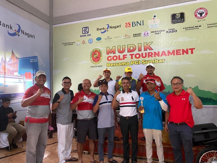 Para pengurus PGI Sumbar berfoto usai gelaran Mudik Golf Tournament di Lapangan Wirabraja Gadut Padang.
