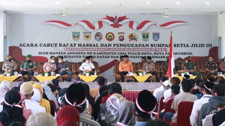 Ratusan Mantan NII Cabut Baiat Massal Jilid III, Gubernur Mahyeldi: Tingkatkan Kewaspadaan 1 Gubernur Mahyeldi hadir dalam kegiatan cabut baiat di Tanah Datar.