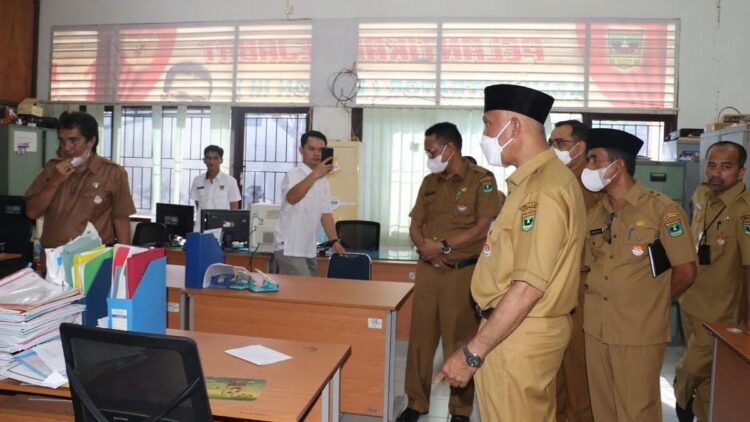 Gubernur Mahyeldi Sidak ASN di Hari Pertama Kerja Usai Lebaran 1 Gubernur Mahyeldi sidak hari pertama kerja pascalebaran.