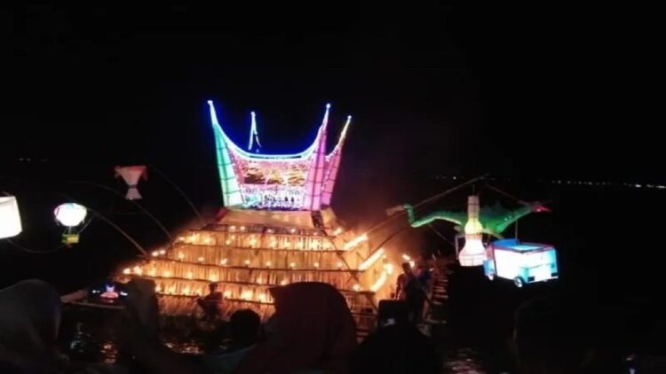 Rakik-rakik yang sedang berlayar di Danau Maninjau, Minggu (1/5) malam. (Antara/Dok. Rudi Yudistira)