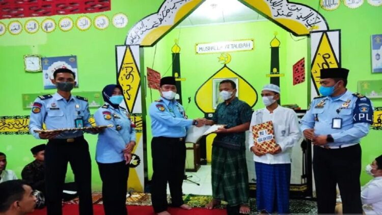 Kepala Lapas Talu Kabupaten Pasaman Barat Donni Isa Dermawan saat menyerahkan remisi Idul Fitri 1443 Hijriah kepada narapidana, Senin (02/05). (Antara/Lapas Talu Pasaman Barat)