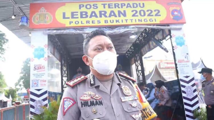 Antisipasi Kemacetan Parah di Lokasi Tujuan Wisata, Ditlantas Polda Sumbar Siagakan Tim Urai 1 Dirlantas Polda Sumbar Kombes Pol Hilman Wijaya saat melakukan pengecekan Pos Terpadu Jam Gadang, Rabu (4/5/2022) di Bukittinggi. (IST)