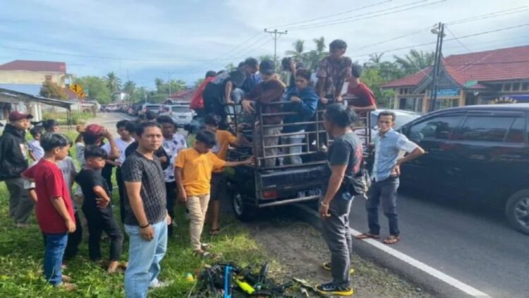Buntut Kejadian Viral, Polres Agam Imbau Pedagang tak Jual Pistol Mainan 1 Personel Polres Agam sedang menyita pistol mainan. (ANATRA/HO-Dok Polres Agam)