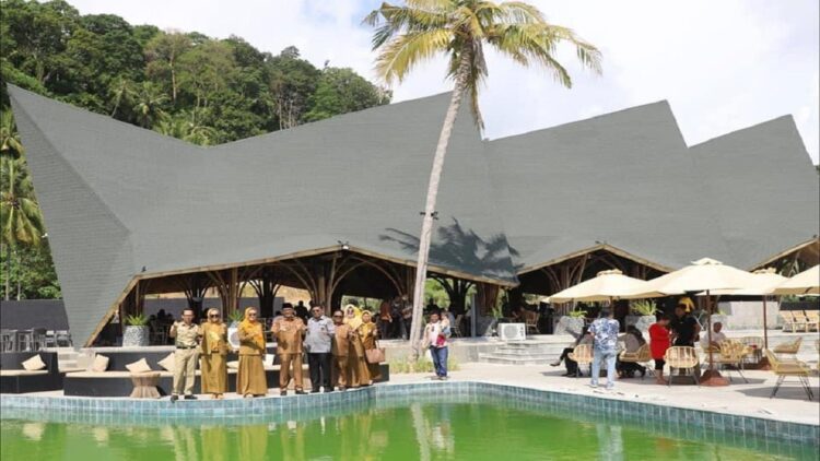 Wali Kota Padang Hendri Septa saat mengunjungi Marawa Beach Club di Kawasan Pantai Air Manis. (IST)