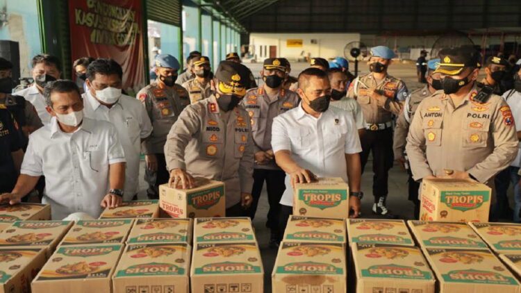 Polri memamerkan barang bukti minyak goreng yang akan diselundupkan ke Timor Leste. (IST)