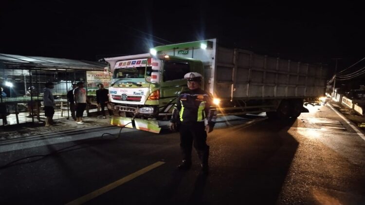 Ditabrak Truk karena Tak Kuat Nanjak, 1 Rumah Warga di Tanahdatar Rusak 1 Petugas polisi tampak mengatur lalulintas di sekitar lokasi kecelakaan truk di Tanahdatar. (IST)