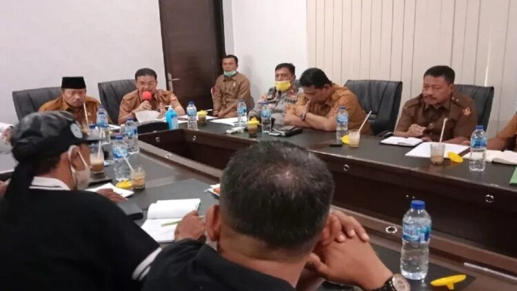 Bupati Agam Andri Warman sedang berdialog dengan pengurus DPD Apkasindo Agam di ruangan rapat bupati, Selasa (17/5/2022). (Antara/Yusrizal)