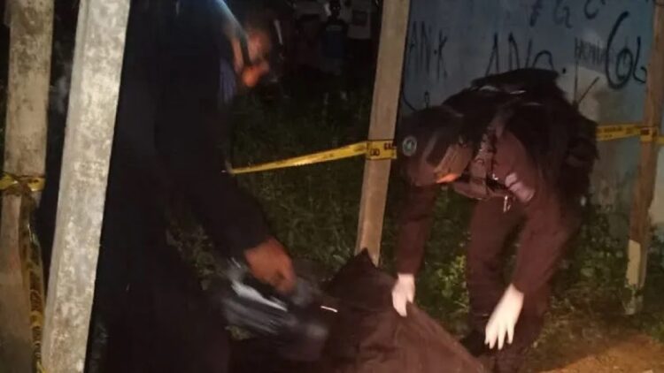 Proses evakuasi bom bekas perang dunia kedua oleh Tim penjinak bom Gegana Sat Brimob Papua Barat (Antara/ HO- Humas Polres Sorong Kota)