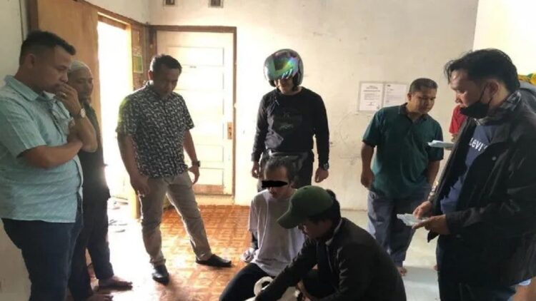 Kirim Paketan Ganja lewat JNE, Pemuda di Payakumbuh Diciduk Polisi 1 Penangkapan yang dilakukan Polres Payakumbuh seorang pemuda berinisial SN (27) yang ingin mengirimkan narkotika jenis ganja ke Jakarta melalui jasa pengiriman JNE. (Antara/Akmal Saputra)