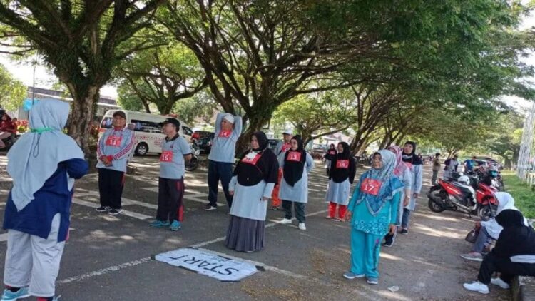 Pastikan dalam Kondisi Sehat, 54 CJH Pariaman ikuti Pemeriksaan Kesehatan 1 Sejumlah calon jemaah haji (CJH) Kota Pariaman, Sumbar mengikuti senam saat pemeriksaan kebugaran di GOR Rajo Bujang, Kami (19/5). (ANTARA/Aadiaat M. S.)