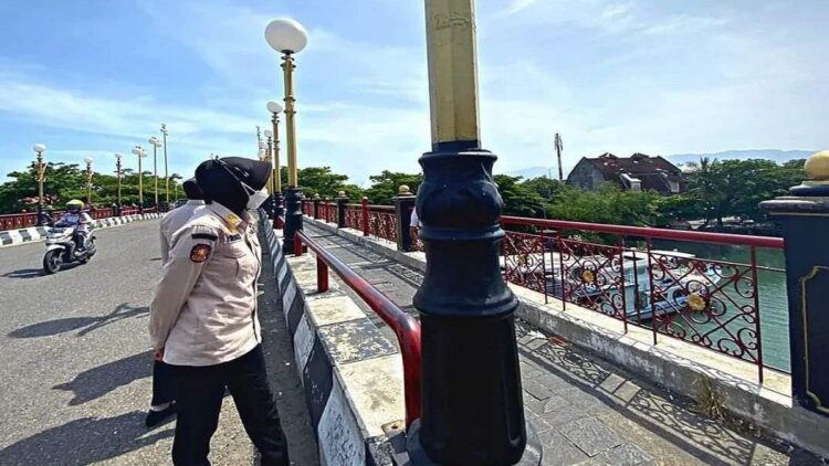Praja wanita Satpol PP Padang disiagakan di Jembatan Siti Nurbaya untuk mengantisipasi PKL yang berjualan. (IST)