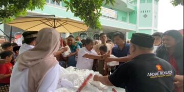 Jumat Berkah, Andre Rosiade Bagikan Nasi Kotak di Masjid Jamia’tul Huda Ketaping