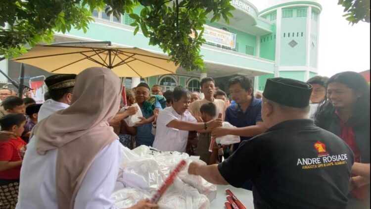 Usai Lebaran, Jumat berkah bersama Gerindra ala anggota DPR RI Andre Rosiade kembali digelar Jumat (20/5/2022) di Masjid Jamia’tul Huda Ketaping, Kelurahan Pasar Ambacang, Kecamatan Kuranji, Kota Padang.