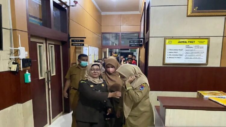 Kejaksaan Tetapkan 6 Tersangka Korupsi Dana COVID-19, Empat adalah PNS di Pemko Payakumbuh 1 Tersangka kasus penyelewengan dana COVID-19 di Kota Payakumbuh saat berjalan menuju mobil tahanan untuk dibawa dan dititipkan ke Lembaga Pemasyarakatan. (Antara/Akmal Saputra)