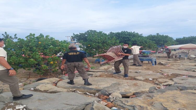 Satpol PP menyita payung dan kursi PKL yang nekat berjualan di kawasan Pantai Muaro Lasak. (IST)