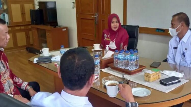 Bupati Pesisir Selatan Rusma Yul Anwar (batik merah) bersama Kepala Dinas Perdagangan dan Transmigrasi Mimi Riarty Zainul saat ekspose rencana pembangunan kawasan transmigrasi Lunang-Silaut di Kemendes. (Antara)