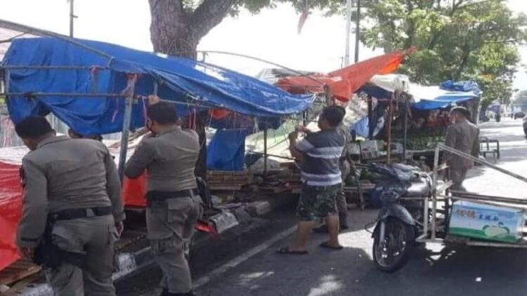 Satpol PP menertibkan lapak buah yang ada di trotoar sepanjang jalan Sawahan. (IST)