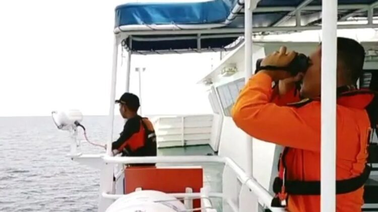 Petugas Basarnas menggunakan teropong di atas KN SAR Kamajaya saat melaksanakan tugas pencarian kapal KM Ladang Pertiwi yang tenggelam di Perairan Selat Makassar, Sulawesi Selatan, Sabtu (28/5/2022). ANTARA/Darwin Fatir.