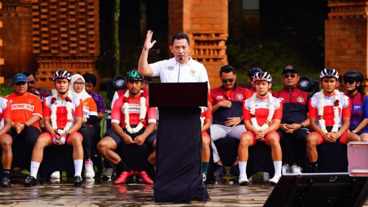 Kapolri bersama atlet sepeda SEA Games.