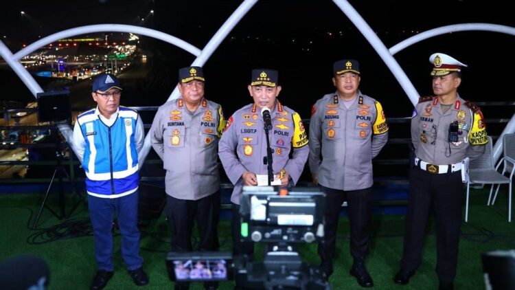 Kapolri beri keterangna pers usai cek arus balik di Tol Cikatama.