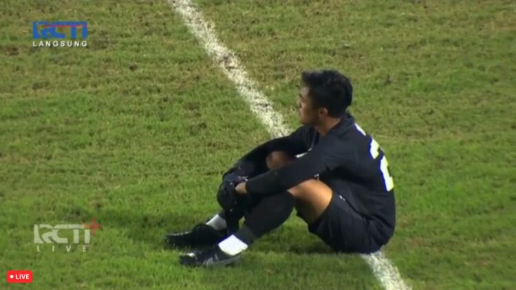 Kiper Indonesia Ernando Ari terdiam usai laga.