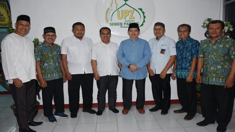 Sekjen MUI, Dr. Amirsyah Tambunan, M.A. (empat dari kanan) dan Kadiv UPZ Baznas RI, Moham (tiga dari kiri), foto bersama dengan pengurus UPZ Baznas Semen Padang di Kantor UPZ Baznas Semen Padang, Jumat (20/5/2022) sore.
