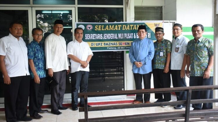 Perkuat Dakwah di Kepulauan Mentawai, MUI Pusat Gandeng UPZ Semen Padang 1 Sekjen MUI, Dr. Amirsyah Tambunan, M.A. (empat dari kanan) dan Kadiv UPZ Baznas RI, Moham (tiga dari kiri), foto bersama dengan pengurus UPZ Baznas Semen Padang di Kantor UPZ Baznas Semen Padang, Jumat (20/5/2022) sore.