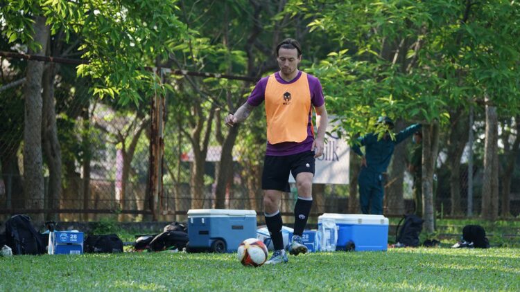 Marc Klok latihan bersama Garuda Muda.