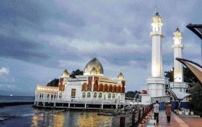 Masih Ada Pungli di Masjid Terapung Pessel, Petugas Jaga: Kami Diperintah Bupati 1 Pemerintah Kabupaten Pesisir Selatan, Sumatera Barat menegaskan tidak ada pungutan bagi wisatawan yang masuk ke area Masjid Terapung di Kawasan Pantai Carocok Painan, daerah itu.