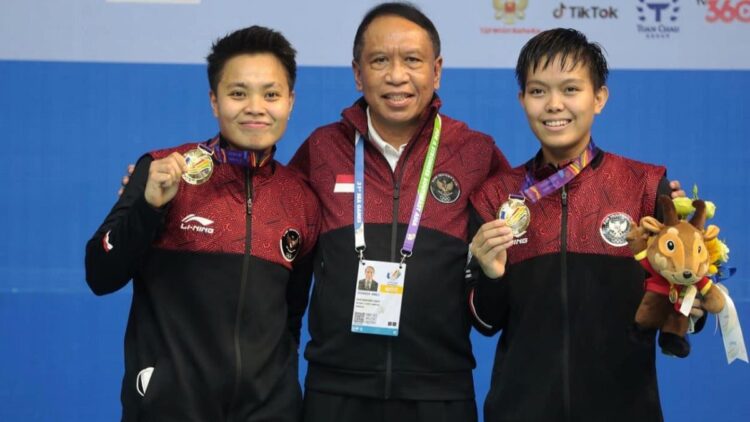 Belum Bergerak, Indonesia masih di Peringkat Tiga SEA Games 2021 Vietnam 1 Menpora Zainudin Amali bersama peraih medali SEA Games 2021 nomor bulu tangkis ganda putri Apriyani Rahayu/Siti Fadia Silva Ramadhanti.(Foto: Humas Kemenpora/Rayki)