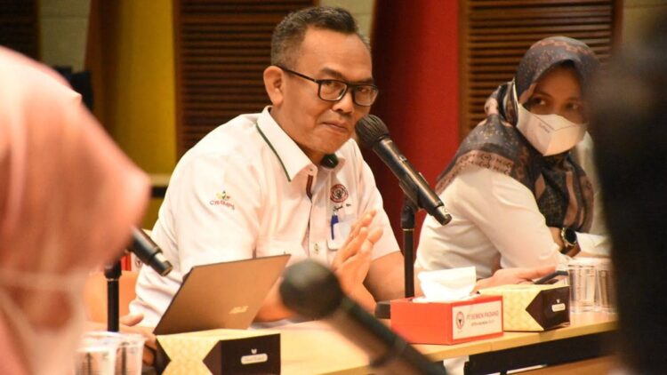 Pjs. Kepala Departemen Komunikasi & Hukum Perusahaan PT Semen Padang, R Trisandi Hendrawan (tengah) ketika menerima rombongan BP2JK Wilayah Riau, Kamis (19/5/2022).