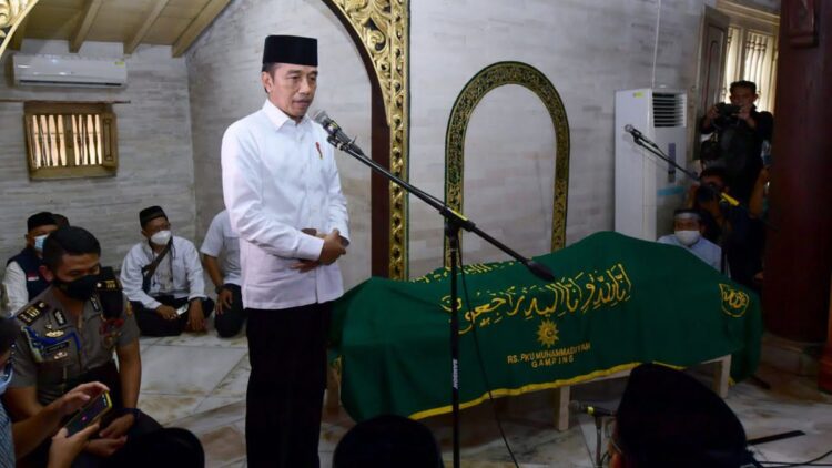 Presiden Jokowi saat bertakziah dan menyampaikan belasungkawa secara langsung atas wafatnya almarhum di Masjid Gedhe Kauman, Yogyakarta, Jumat (27/05/2022). (Foto: BPMI Setpres/Muchlis Jr)